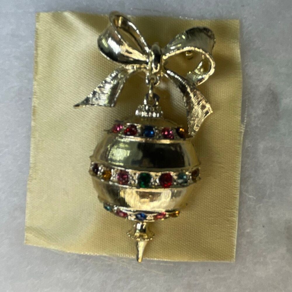 Vintage ornament rhinestone brooch with ribbon.